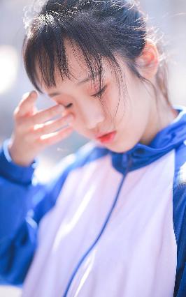 中午妈妈在厨房做饭